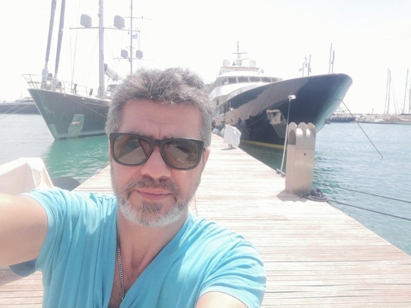 Ο Παναγιώτης Μπίλιας στο λιμάνι Ζέας