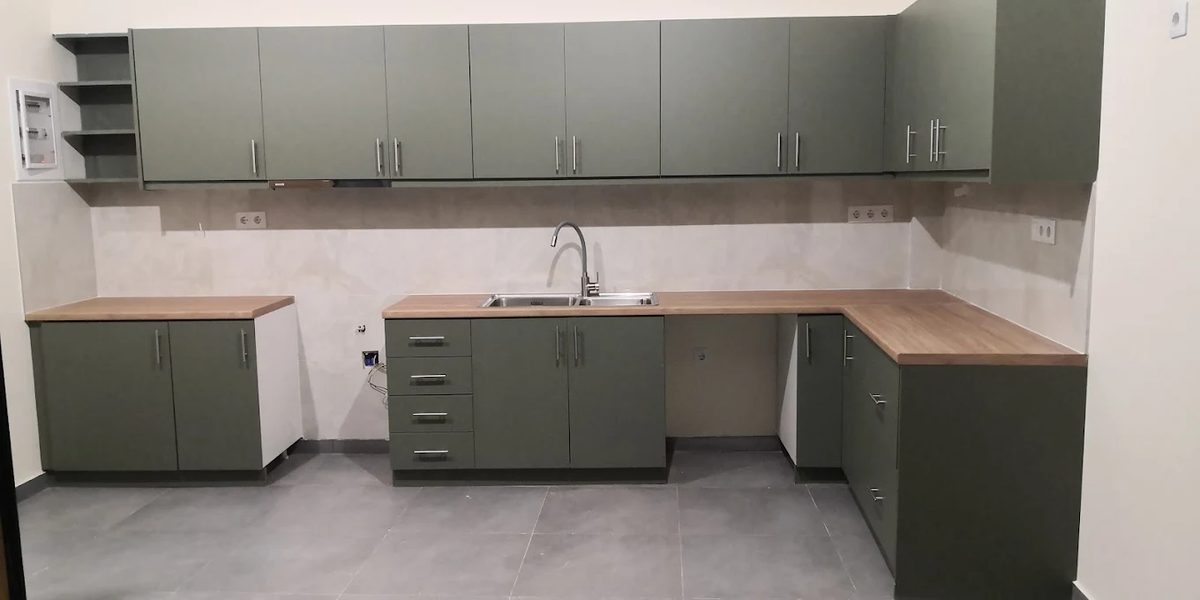 Κουζίνα κατά παραγγελία σε χρώμα λαδί με ξύλινο πάγκο