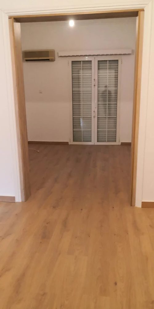Ξύλινες κάσες από δρυ σε εσωτερικό άνοιγμα